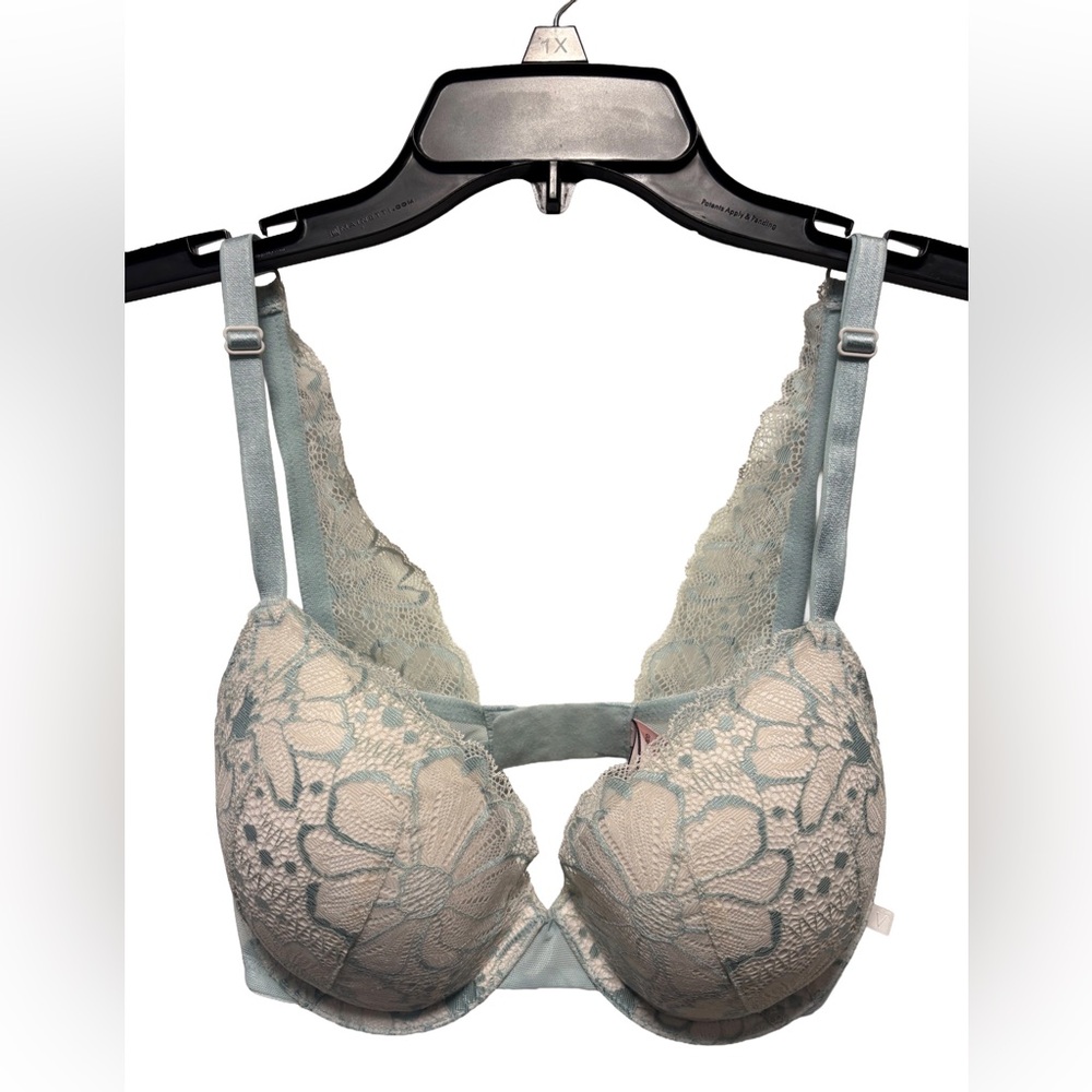 Victoria’s Secret lightly lined Demi bra. Size 32DD. EUC!!